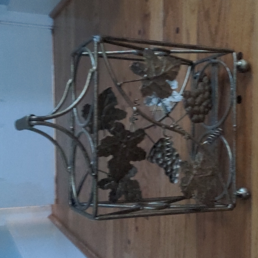 Wine bottle carrier for 2 bottles, gold with grape vines
